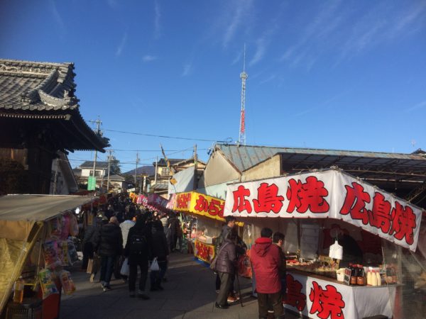 上田市国分寺八日堂縁日 蘇民将来符 駐車場 シンプル自然 長野暮らし